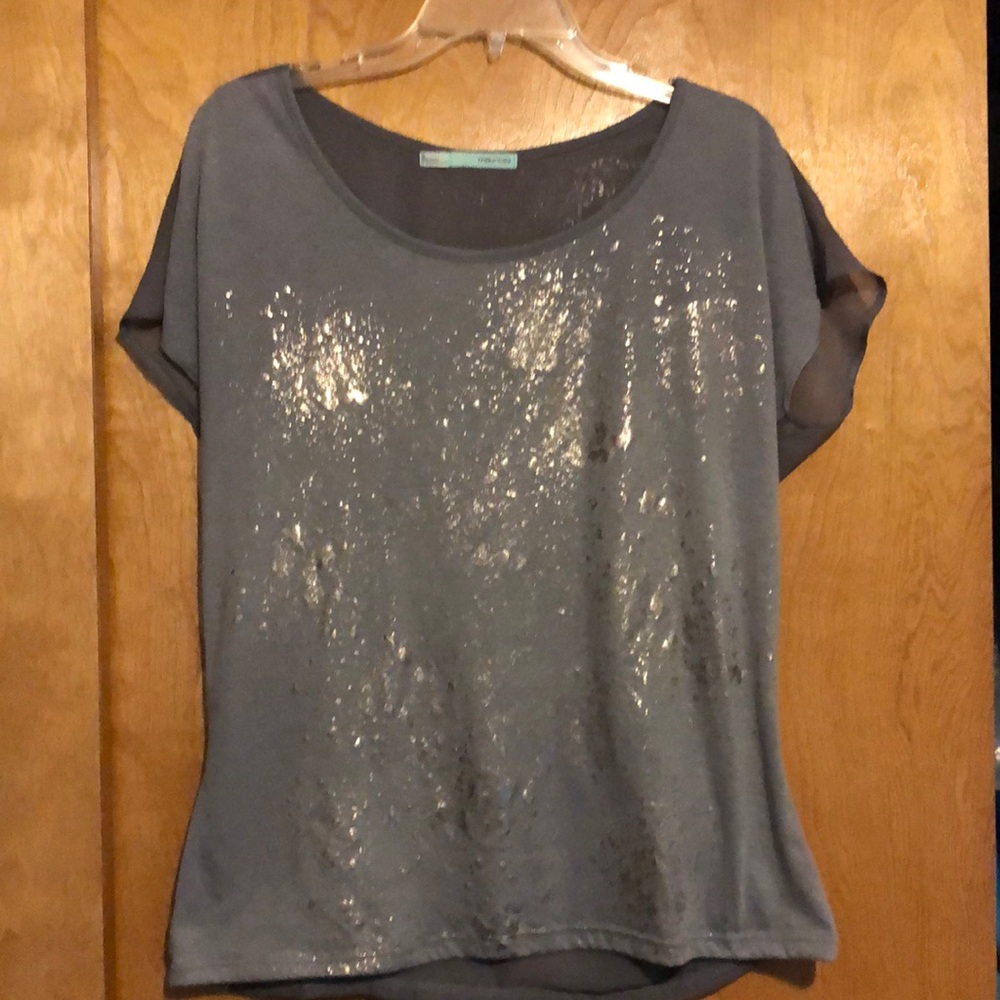 Maurices Ladies Top, Shirt, Blouse. Medium. Gray.